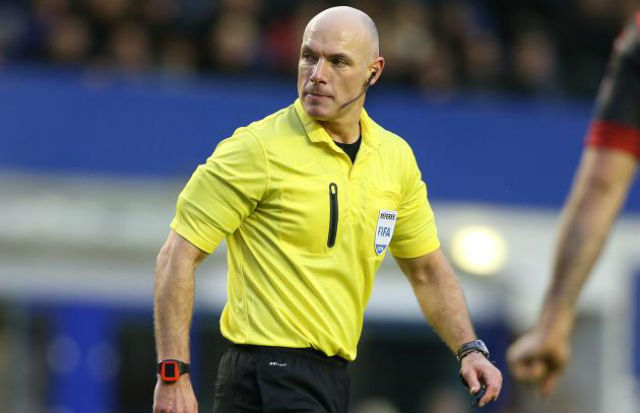 Howard Webb pimpin laga...