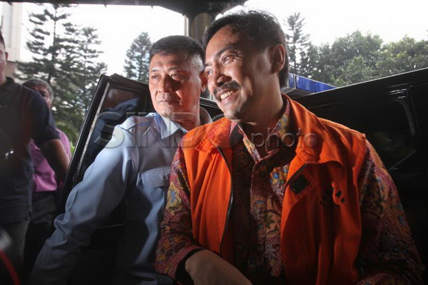 Berbatik biru, Andi...