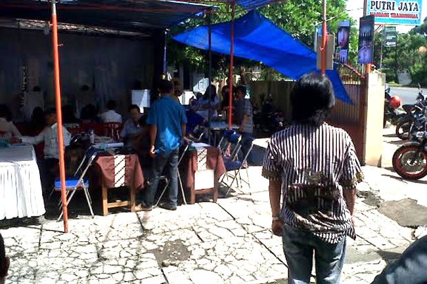 Warga Batu nyoblos di...