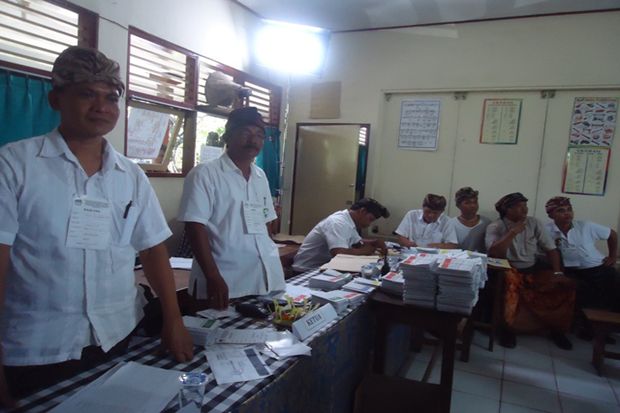 Berpakaian adat, warga...