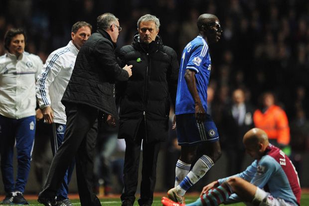 Protes keras wasit,...