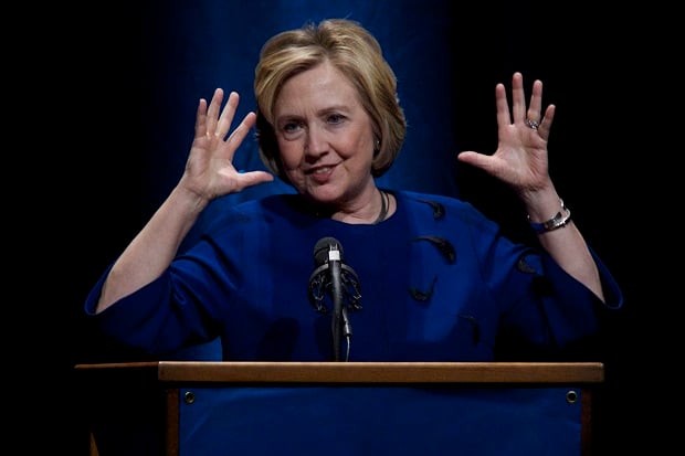 Asyik pidato, Hillary...