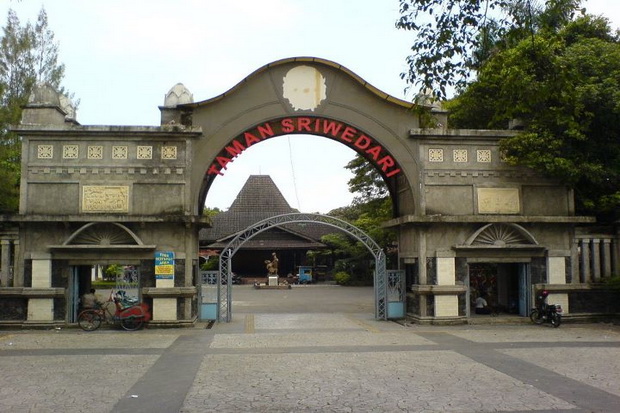 Panggung utama THR Sriwedari...
