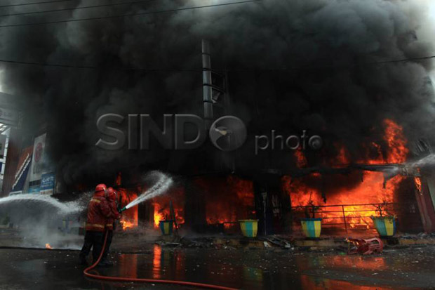 Pabrik plastik terbakar,...