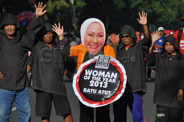 Atut akan beberkan cek...
