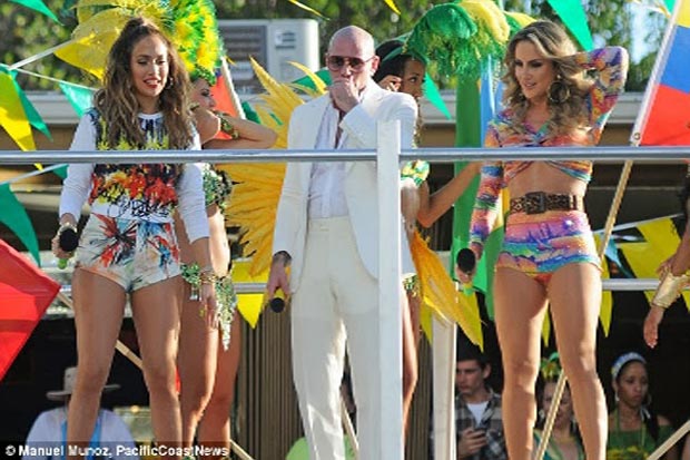 Aksi Pitbull dan Jlo...
