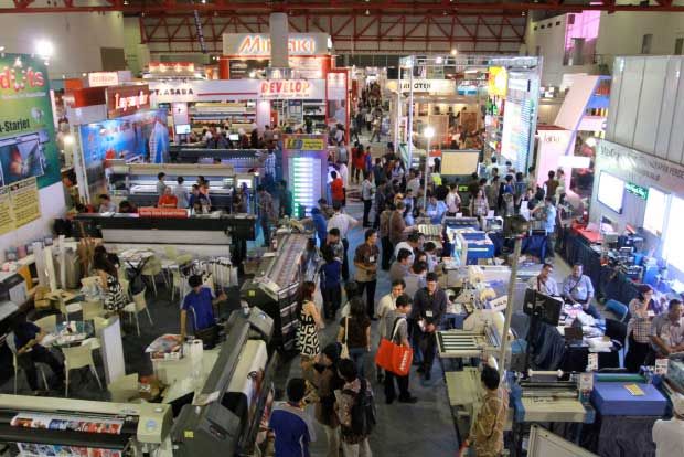 Peserta pameran industri...