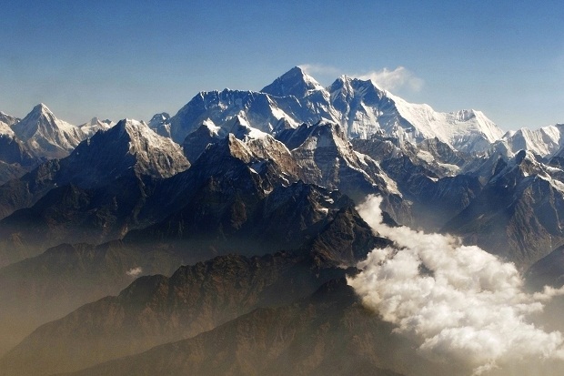 Salju Everest longsor,...
