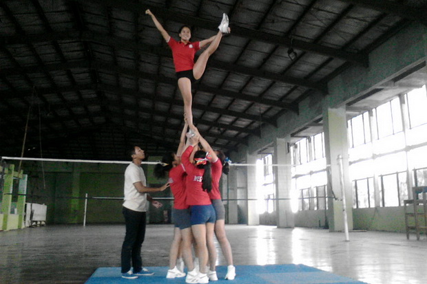 Latihan di pasar, gadis-gadis...