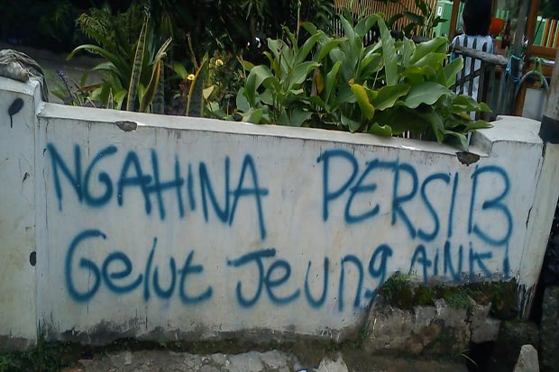 Polisi basmi atribut...