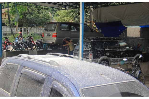 Abu vulkanik Merapi...