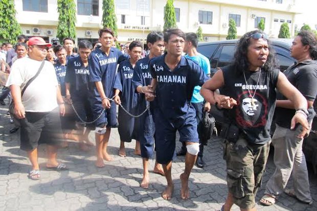 10 anggota komplotan...