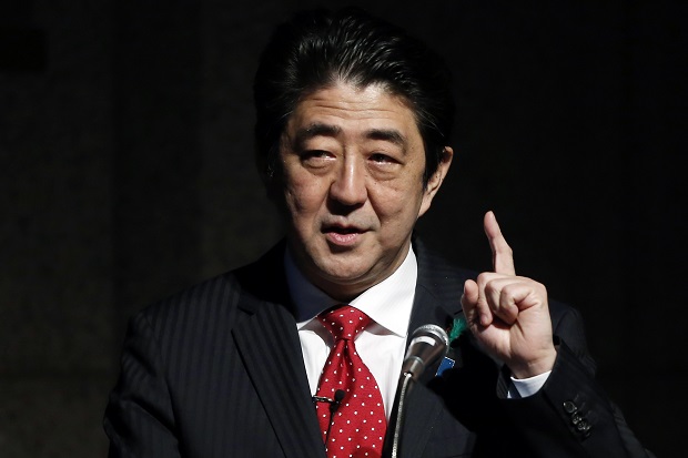 Sesajen PM Jepang ke...