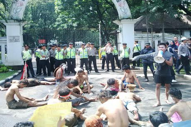 PKL geruduk kantor Ridwan...