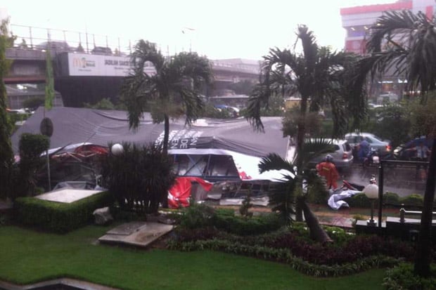 6 kendaraan & 2 orang...