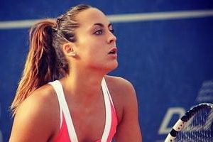 Bermain tenis layaknya...