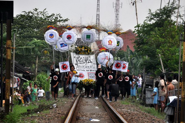 Massa PDIP dan Golkar...
