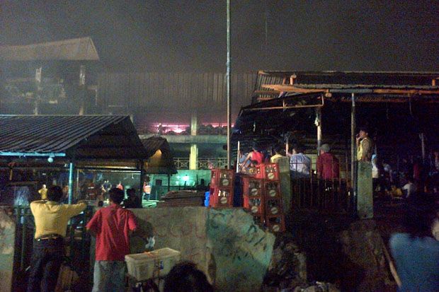 Titik api masih terlihat...