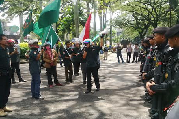 Massa pendukung dan...