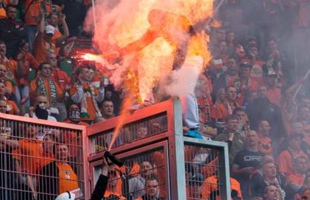 Fans terbakar usai disemprot...