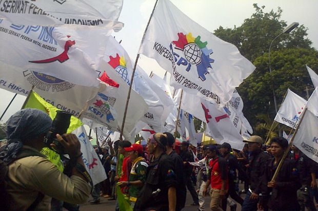 Ribuan buruh padati...