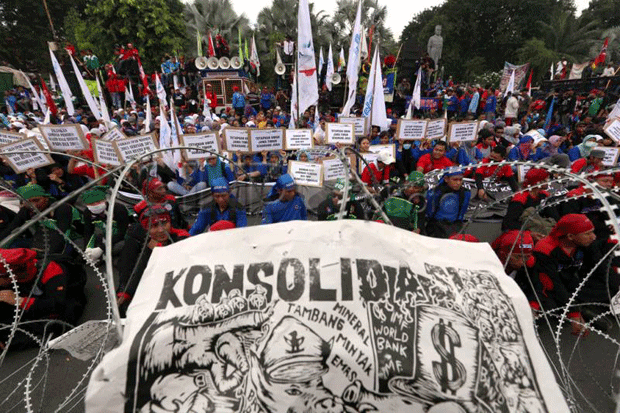 Hari kedua, buruh unjuk...