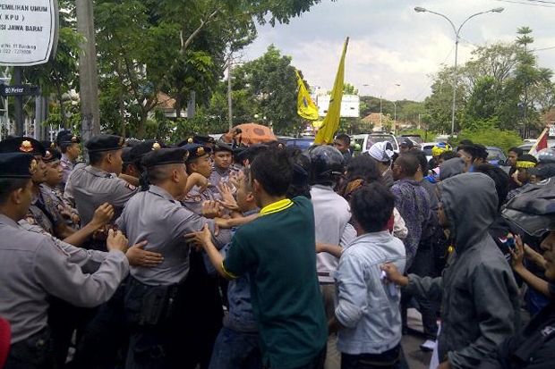 Polisi dan mahasiswa...