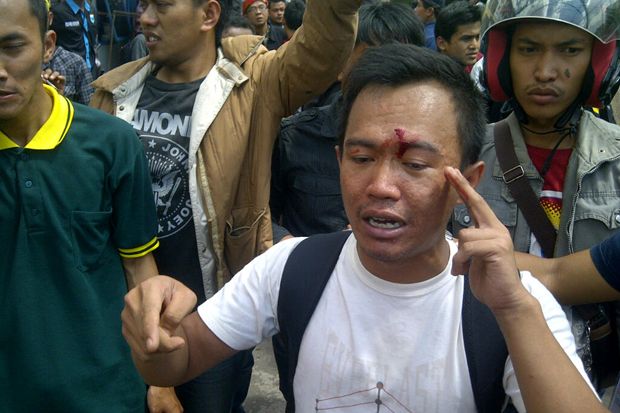 Ricuh di KPU Jabar 10...