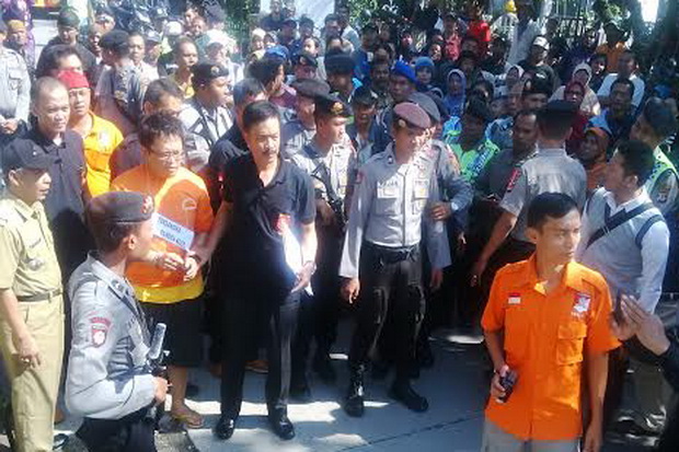 Ratusan warga soraki...
