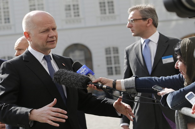 Hague: Rusia coba ganggu...