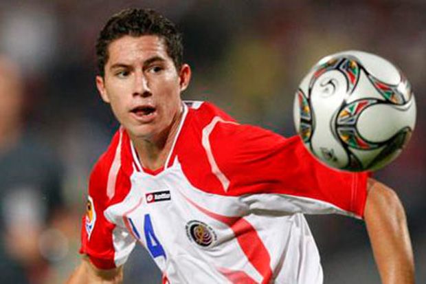 Bryan Oviedo tak mau...