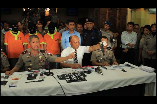 Polisi tembak mati perampok...
