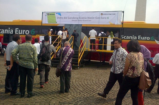 Ahok uji coba bus gandeng...