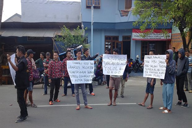 Panwaslu Tangerang didemo...