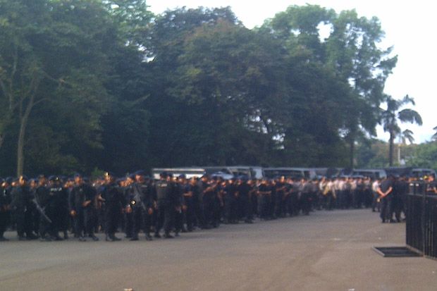 Ribuan polisi kawal...