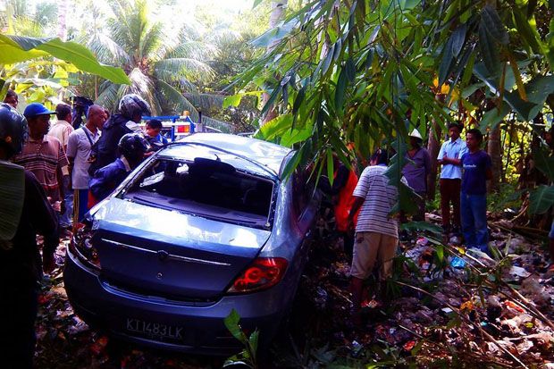 Mobil yang dikendarai...