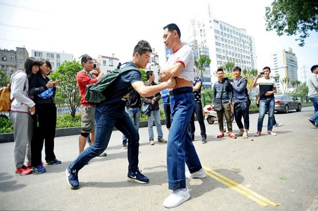 Pria China ini relakan...