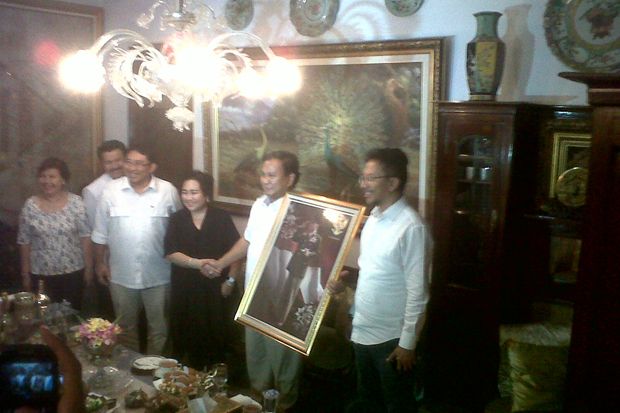 Rachmawati beri lukisan...