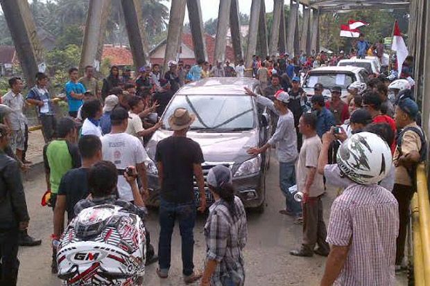 Massa blokir jalan Lebak...