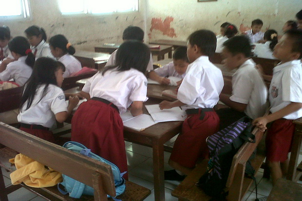 Saling Contek Ujian...