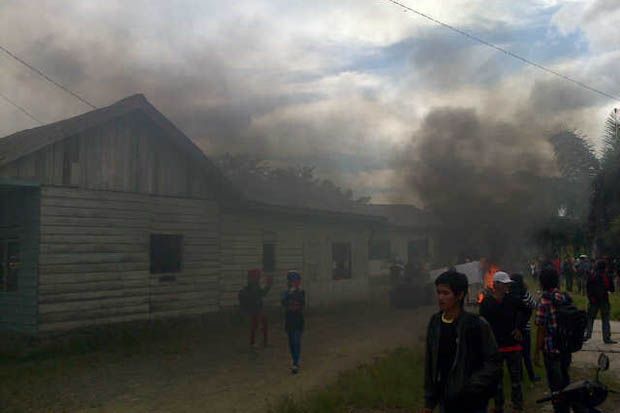 Mahasiswa Unika Bakar...
