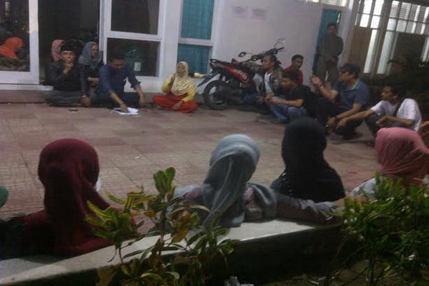Puluhan Honorer K2 Menginap...