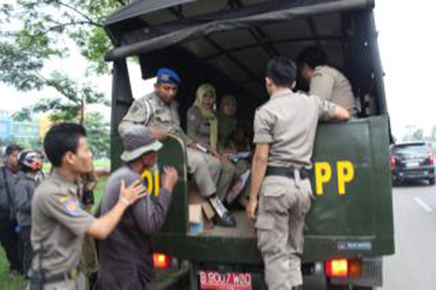 Orang Gila Ini Ditangkap...