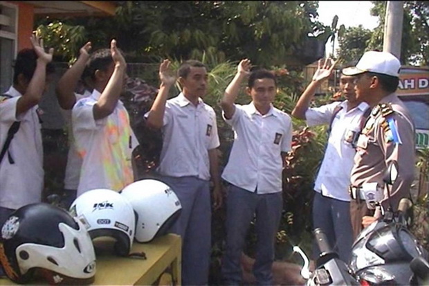 Tertangkap Konvoi, Pelajar...