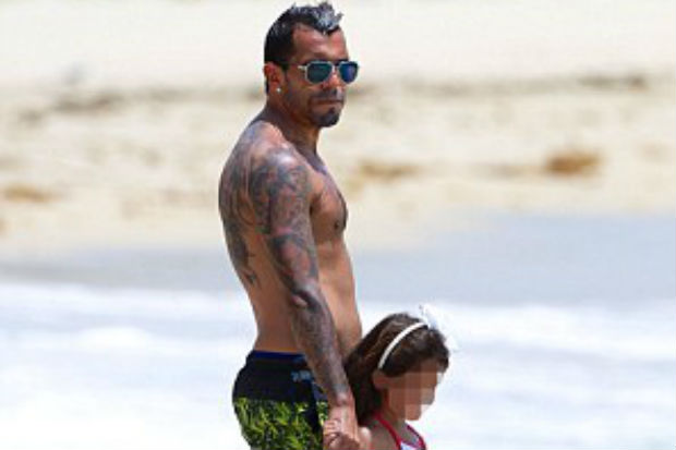 Tevez Liburan ke Pantai...
