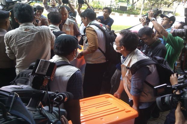 Penyidik KPK Amankan...
