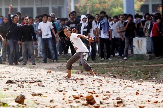 Tawuran, Warga Rusak...