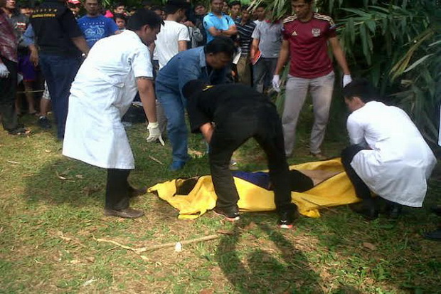 Wanita Berambut Ikal...