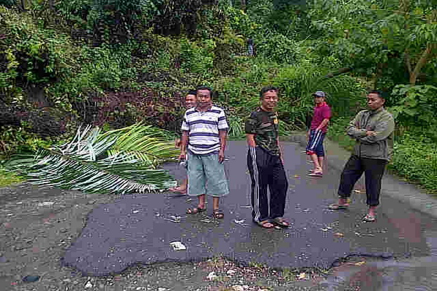 Longsor, Warga Bontocani...