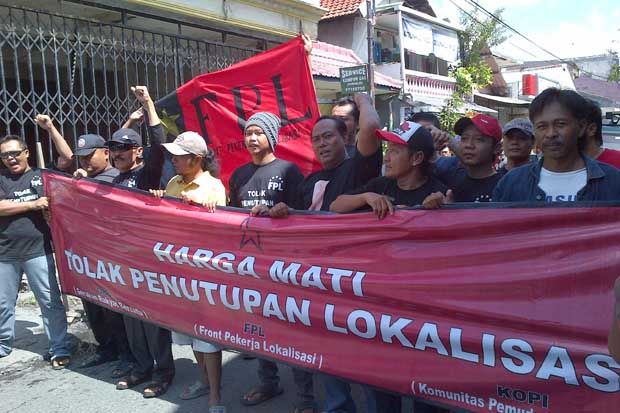 Warga Tetap Tolak Penutupan...